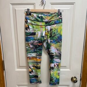 Lucy Studio Hatha Active Cropped Leggings in Blurred Floral Print